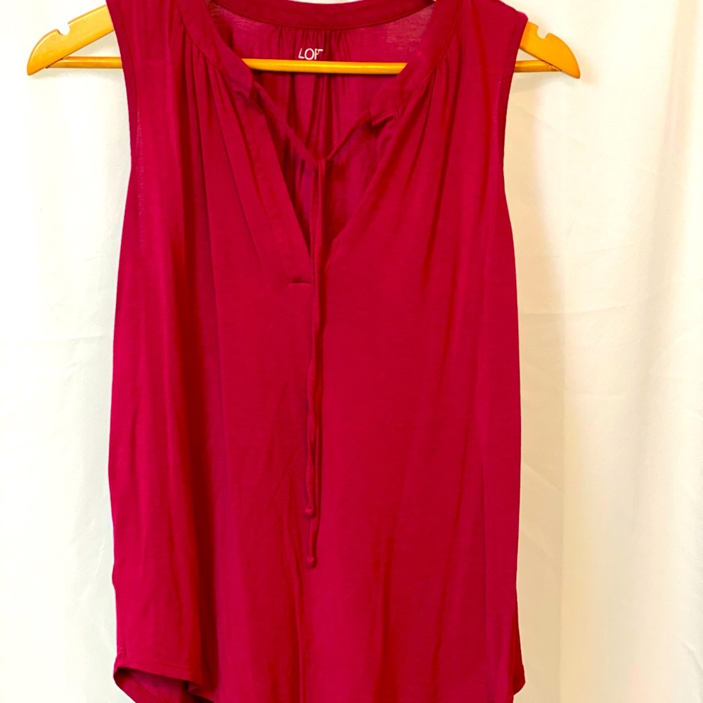 LOFT SLEEVELESS TSHIRT MATERIAL. WITH SLIGHT VNECK GOOD CONDITION. SIZE M